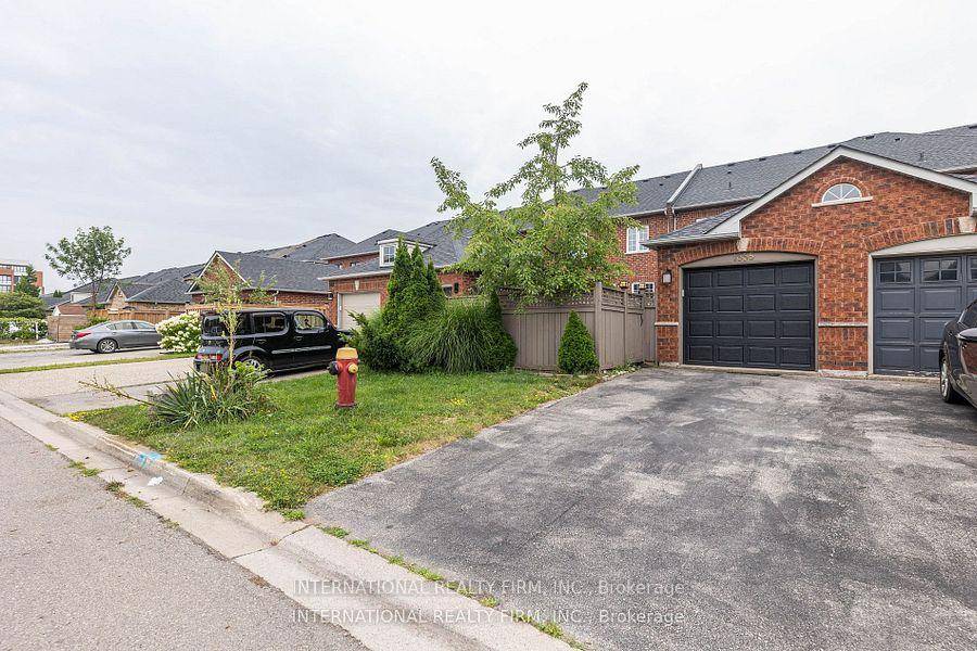 Stunning townhouse with 3 2 bedrooms.