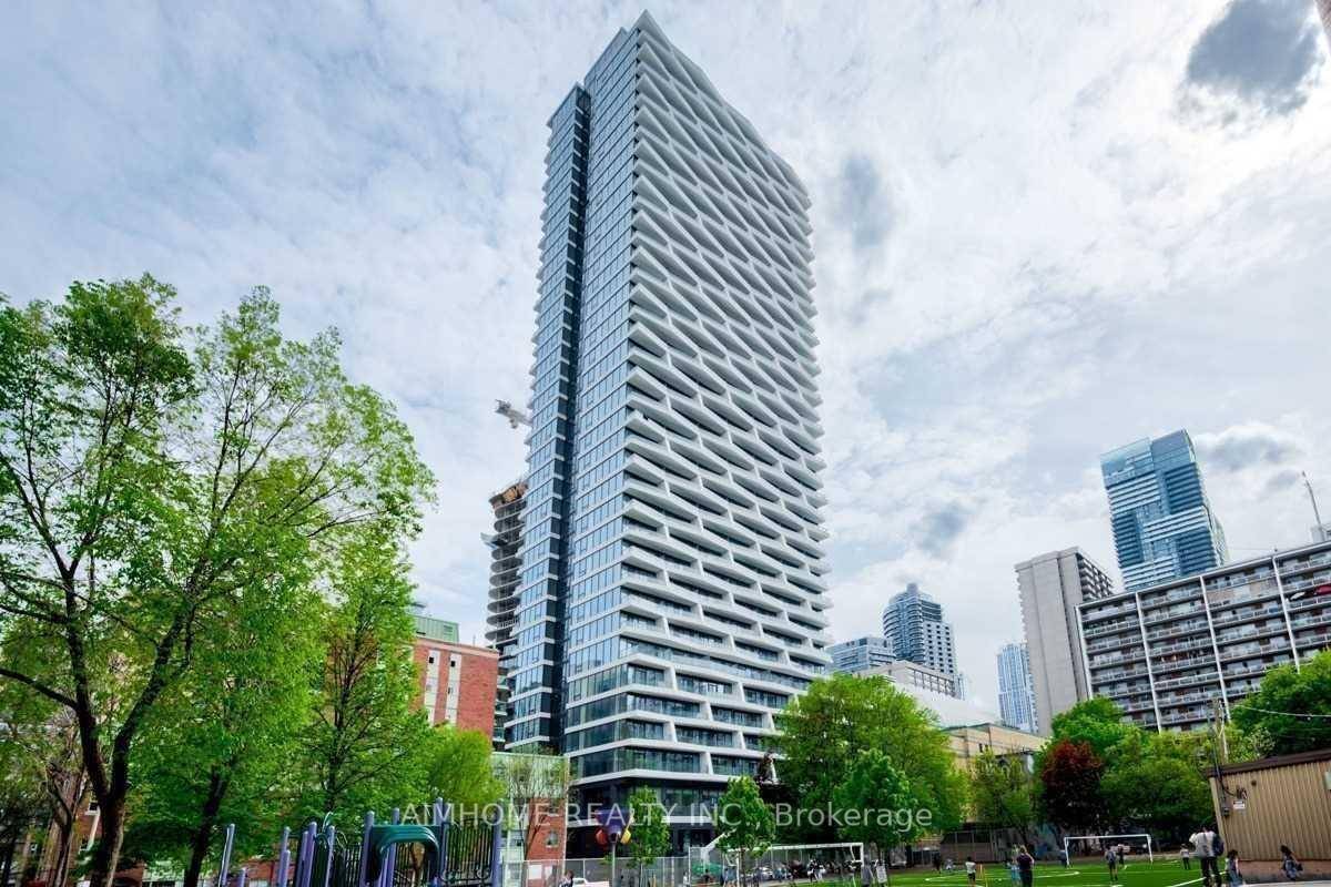 The Axis Condo, a 776 sq ft corner unit bathed in natural light !