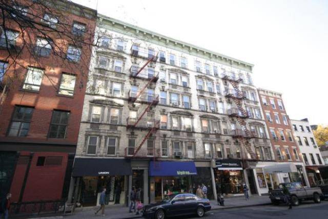 Renovated 1BR in trendy SoHo with designer shops, great dining and close to transportation.