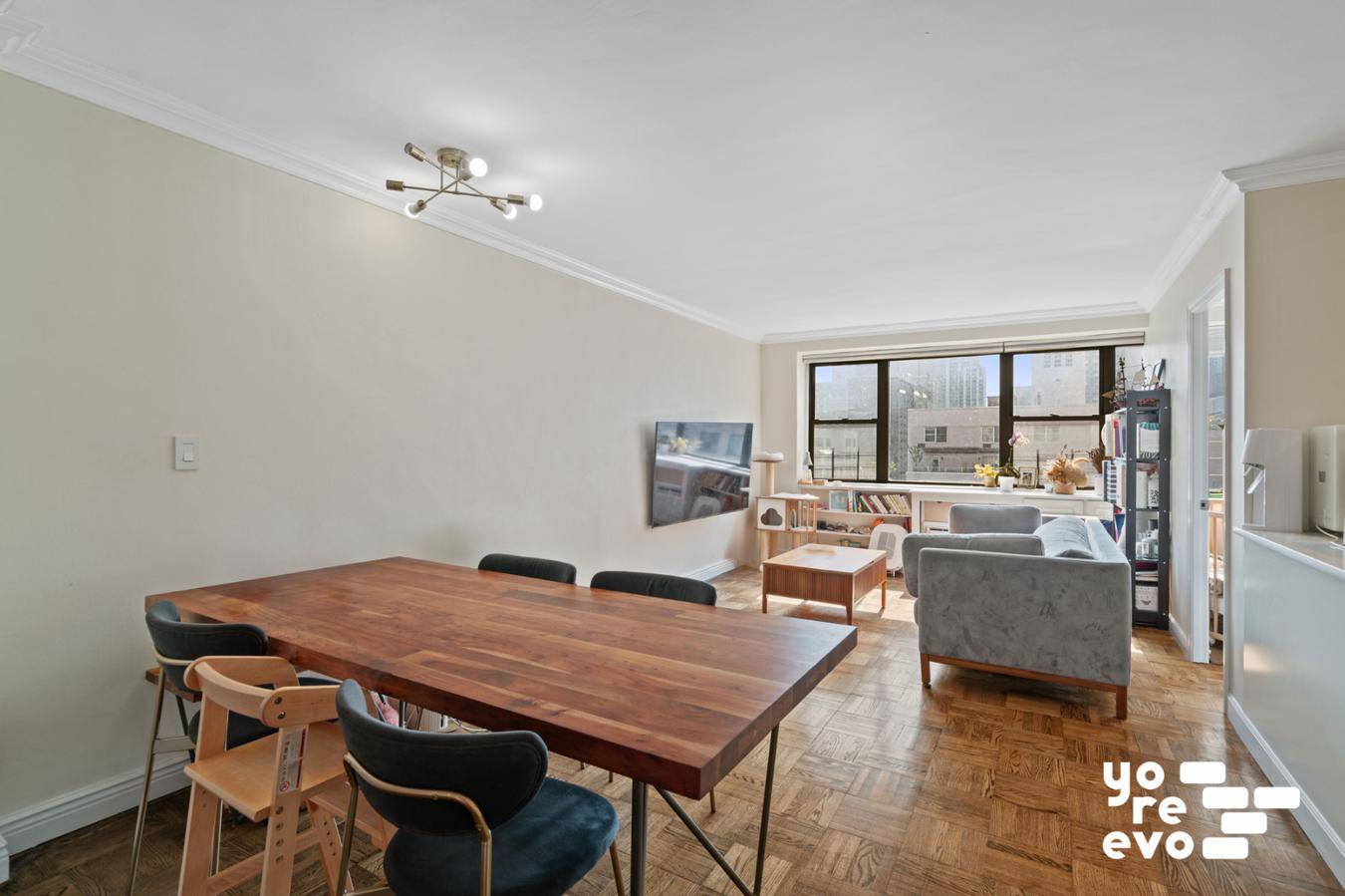 Bright, doorman, elevator, 2BR right in the middle of the Upper East Side !