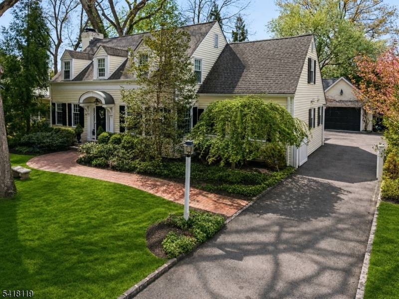 WONDERFUL SHORT HILLS COLONIAL IDEAL LOCATION WALK TO TRAIN, SCHOOLS TOWN One of Short Hills' most distinctive homes, this beautiful, completely renovated Colonial offers a seamless blend of timeless architecture ...