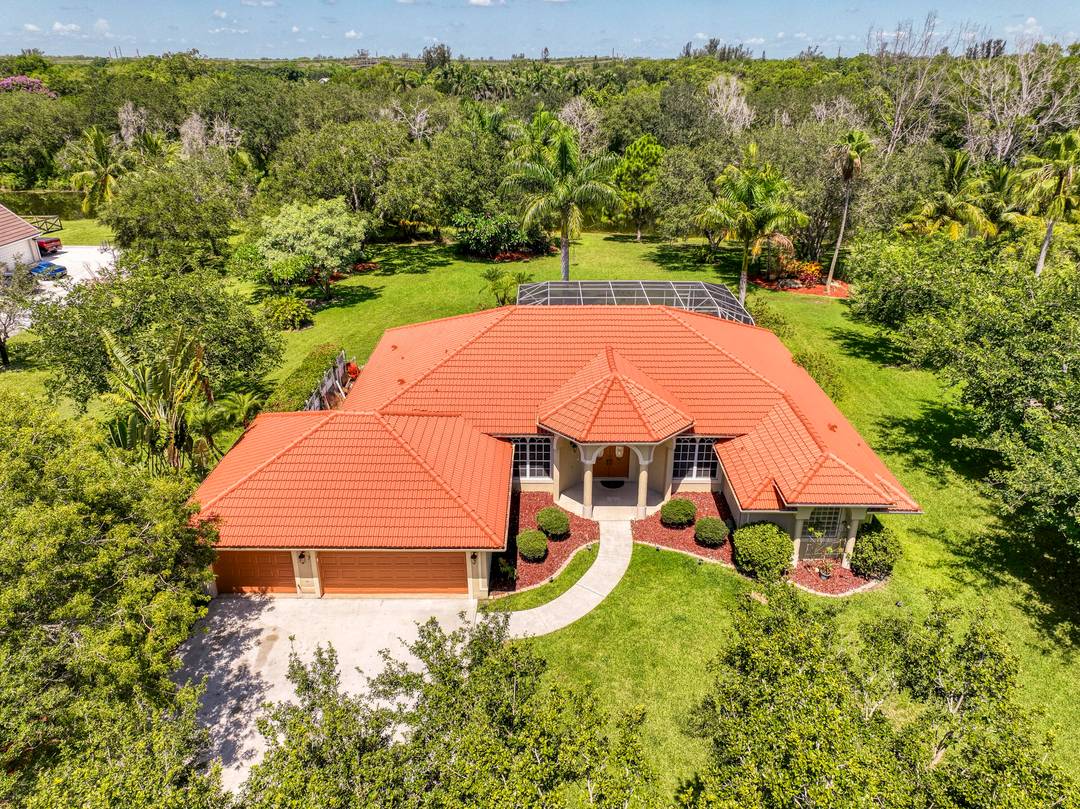 Motivated Seller ! Welcome to this stunning single family home located west of 441 and Lantana Road in beautiful Lake Worth !