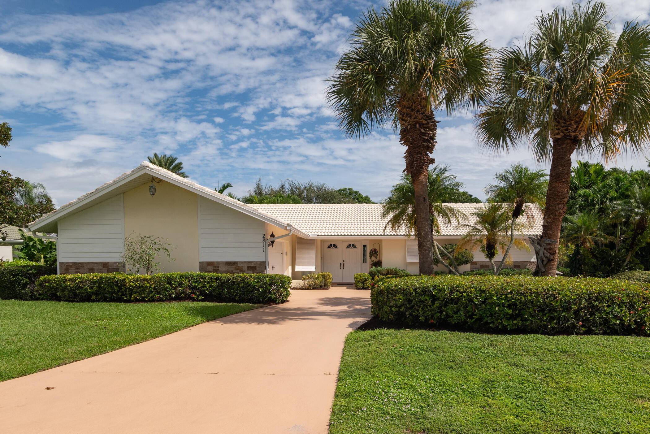 Welcome to the highly desirable Yacht Country Club of Stuart !
