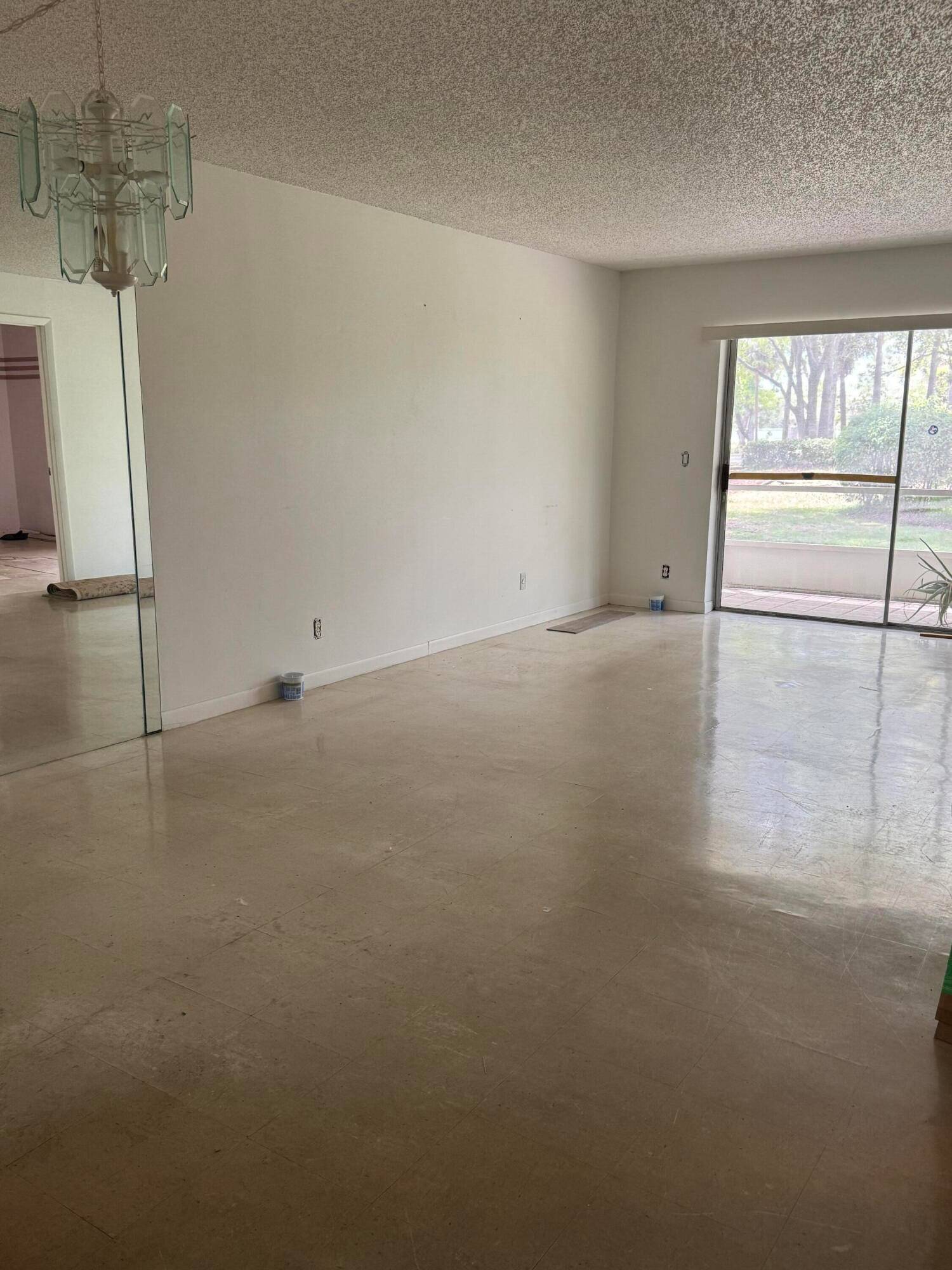 GROUND FLOOR WITH SCREENED PATIO.