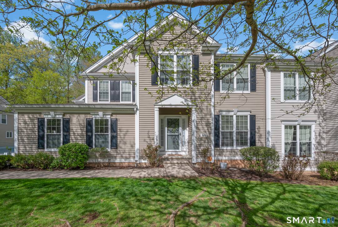 This sought after 3 bedroom townhouse at The Woodlands of Newington is beautifully updated and impeccably maintained.