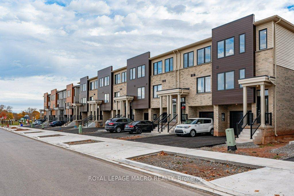 Welcome to Roxboro, a true master planned community located right next to the Red Hill Valley Pkwy.