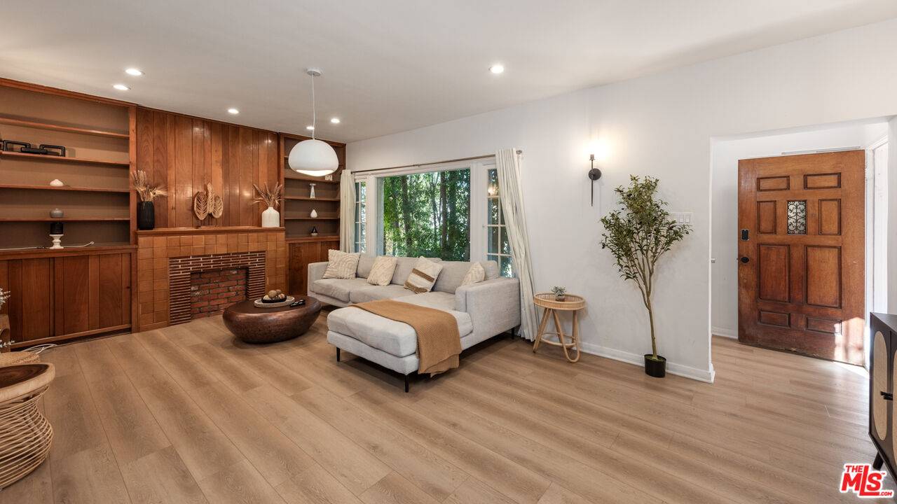 237  S Doheny Dr 2BR Beverly Grove La