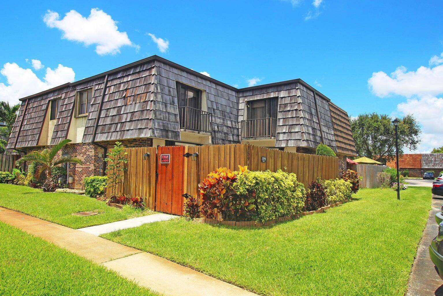 Welcome to this stunning 3 bedroom, 2 1 2 bathroom townhome in beautiful West Palm Beach, Florida !