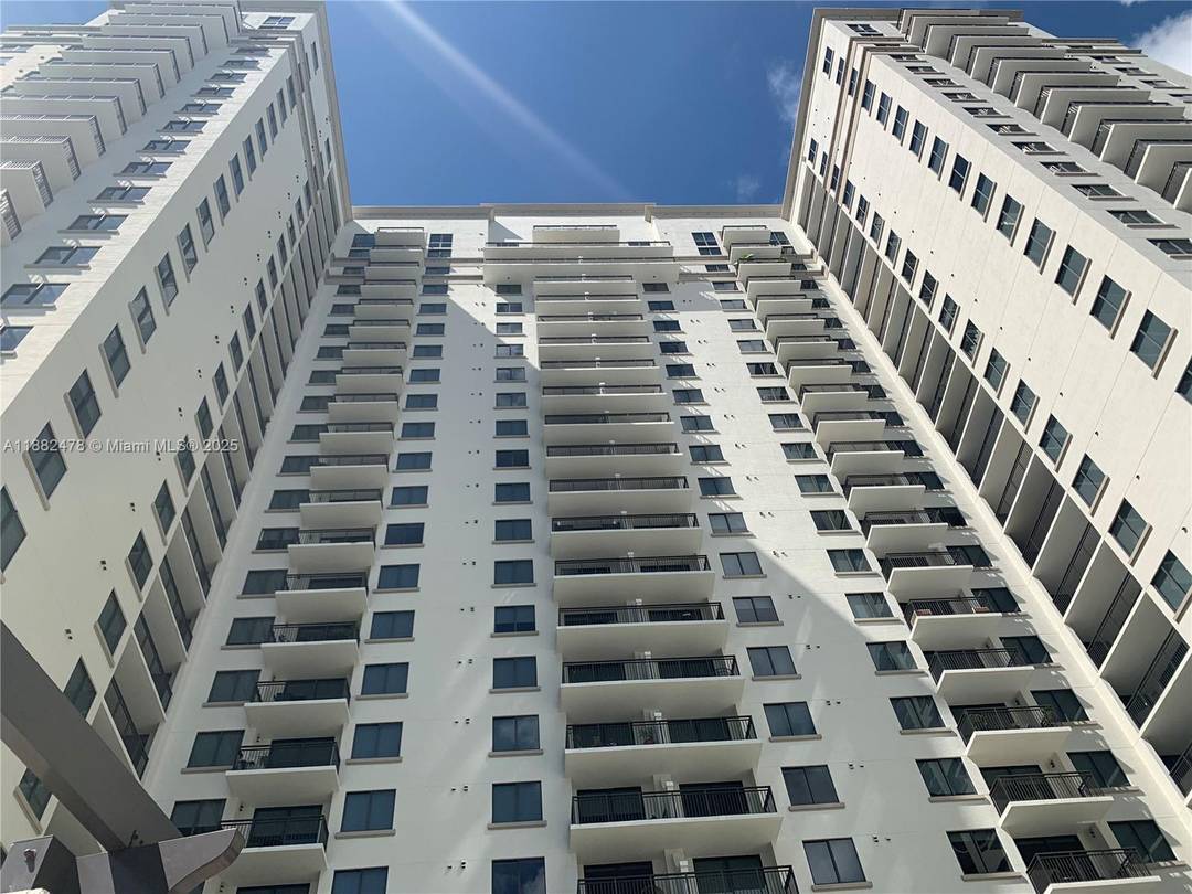 Corner unit 1 bedroom plus den, fully furnished and equipped, ready to move in or immediate rent, high end building in the heart of Brickell.