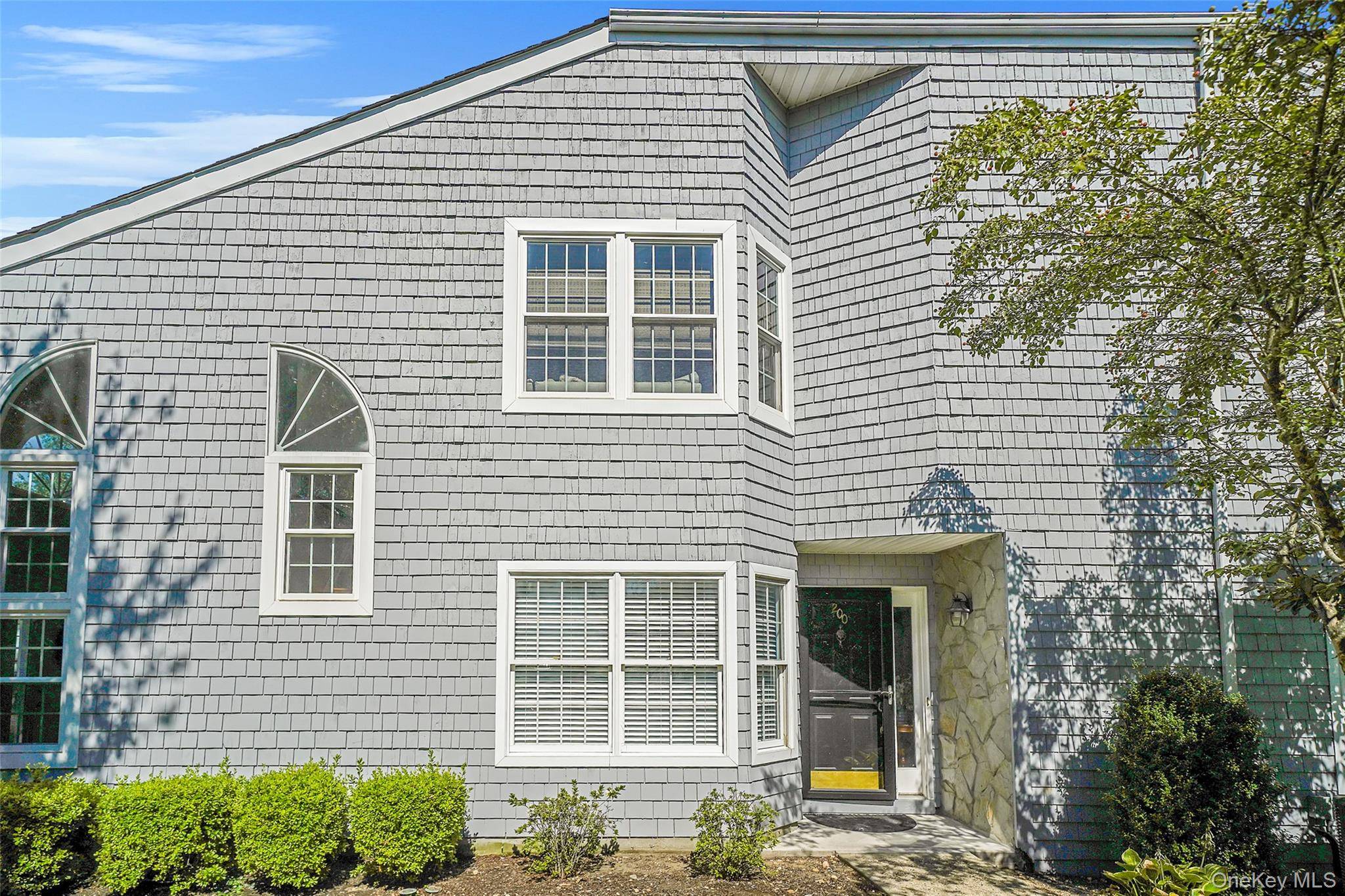 End unit in Desirable Gated Lakebridge Club Community.