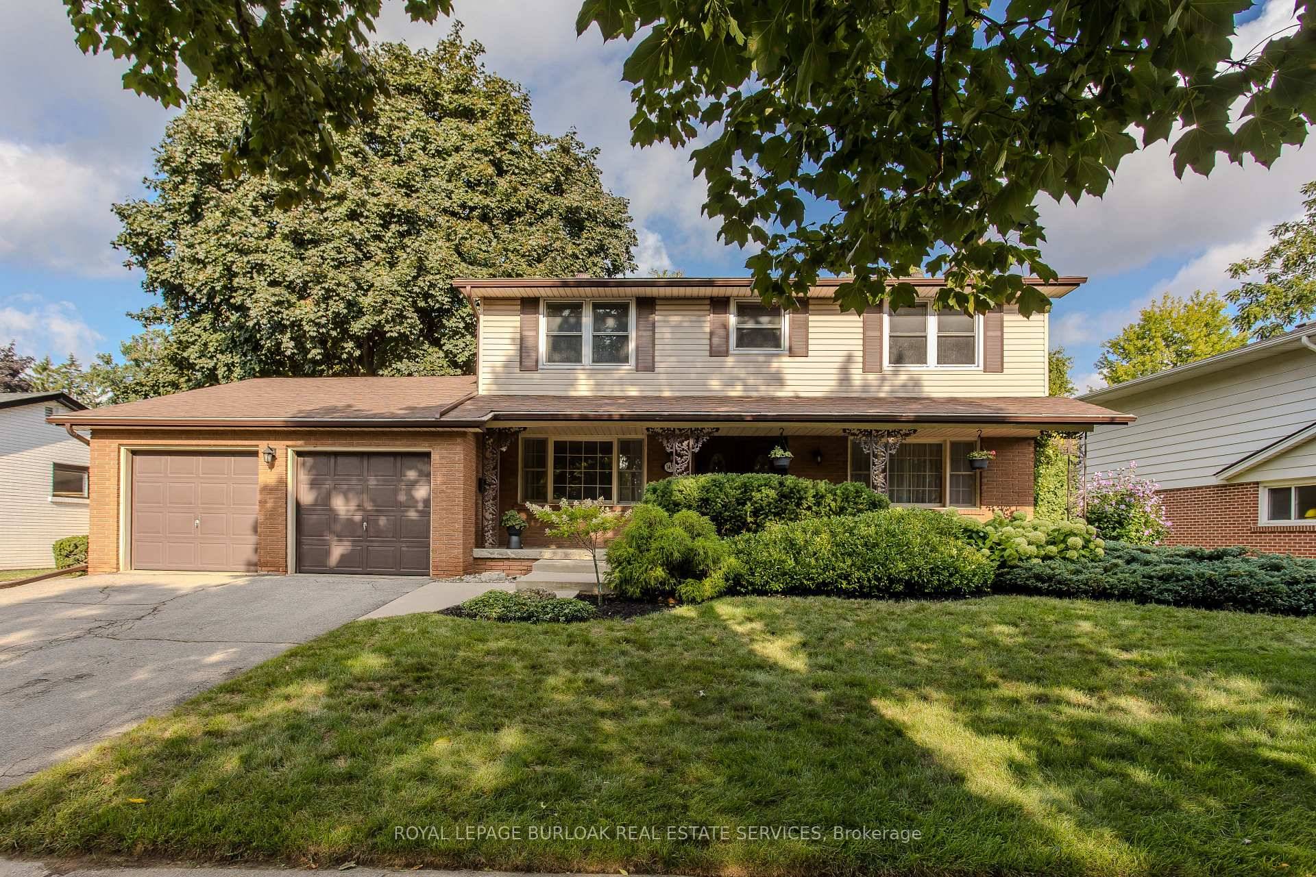 Welcome to this lovingly maintained family home offering 2, 563sf of living space, nestled in the heart of Burlington's prestigious Roseland neighbourhood one of the city's most sought after communities ...