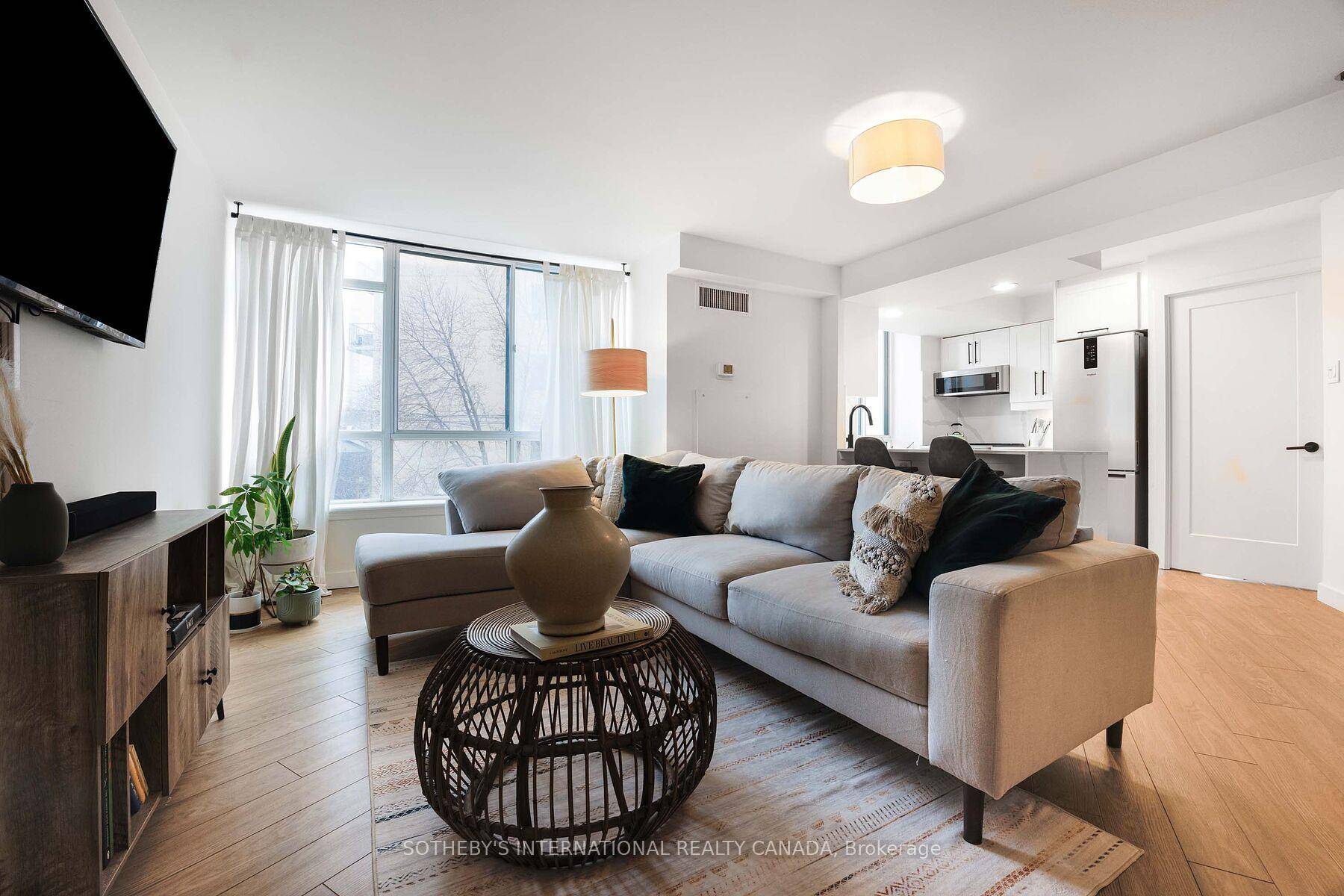 Have you been searching for a condo, in the desirable King West neighbourhood, that comes beautifully renovated ?