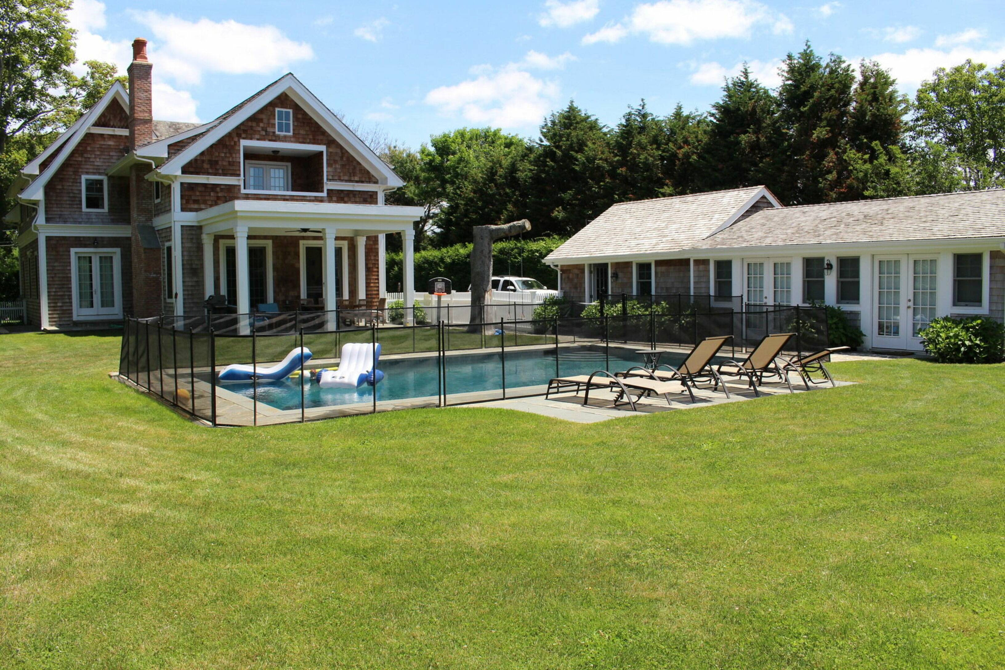 Southampton Home With Pool & Pool House