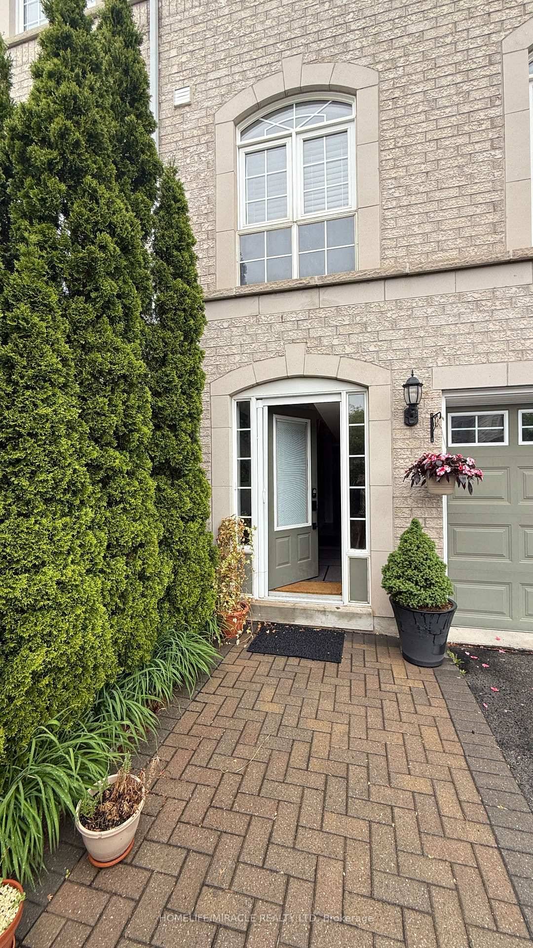 Beautiful Town house for rent in one of the most high demand areas of Orchard neighborhood of Burlington.