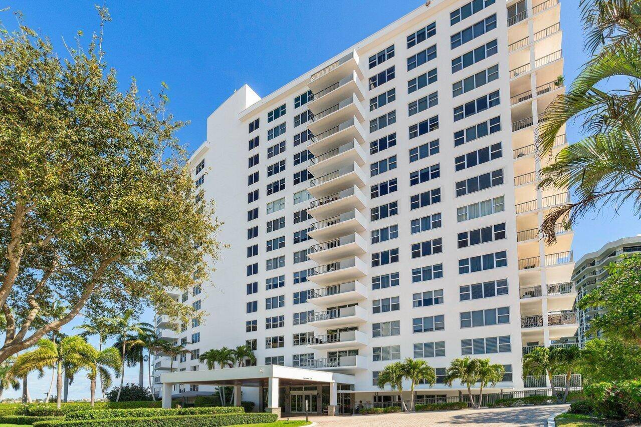 Welcome to this stunning 2 bedroom, 2 bathroom condo in the highly sought after Lake House South building.