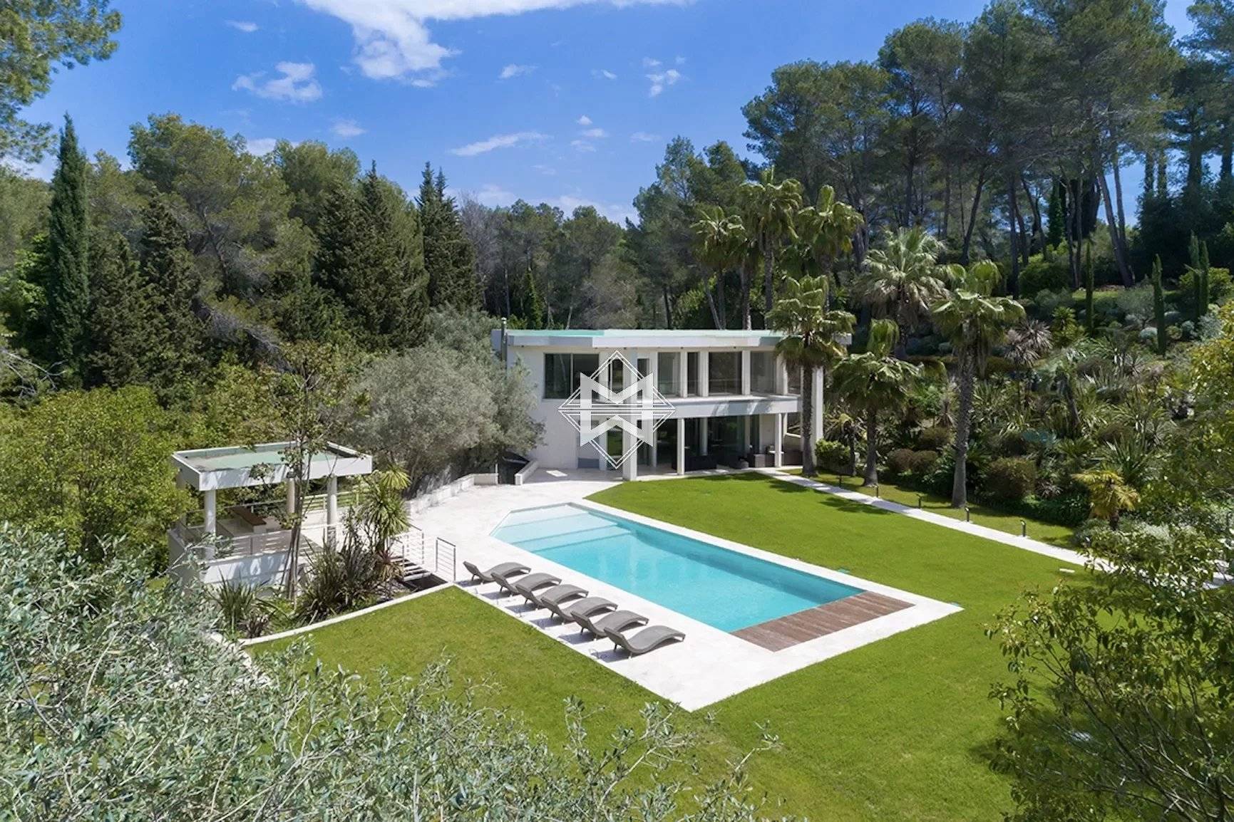 Contemporary villa in a prestigious estate in Mougins