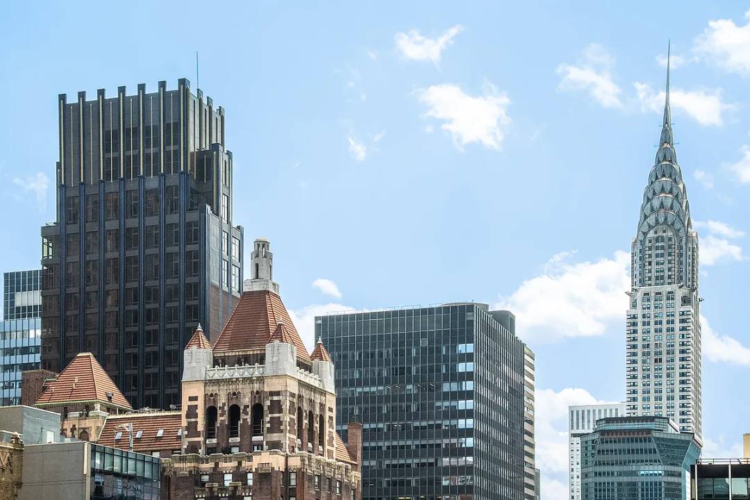 The Waldorf Astoria Residences in New York offer a rare opportunity to live in one of the city s most iconic landmarks, blending historic Art Deco grandeur with modern luxury.