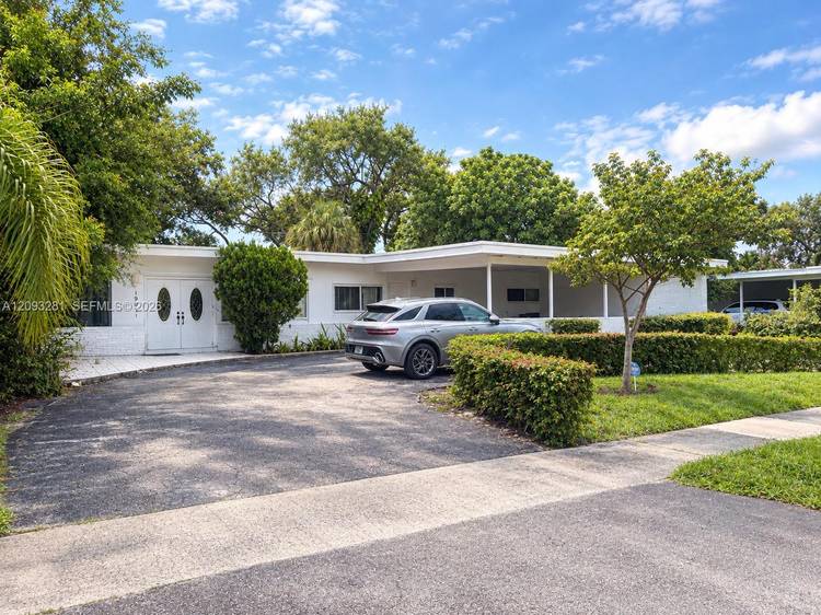 SKY LAKE HOME filled with natural light and featuring a huge backyard !