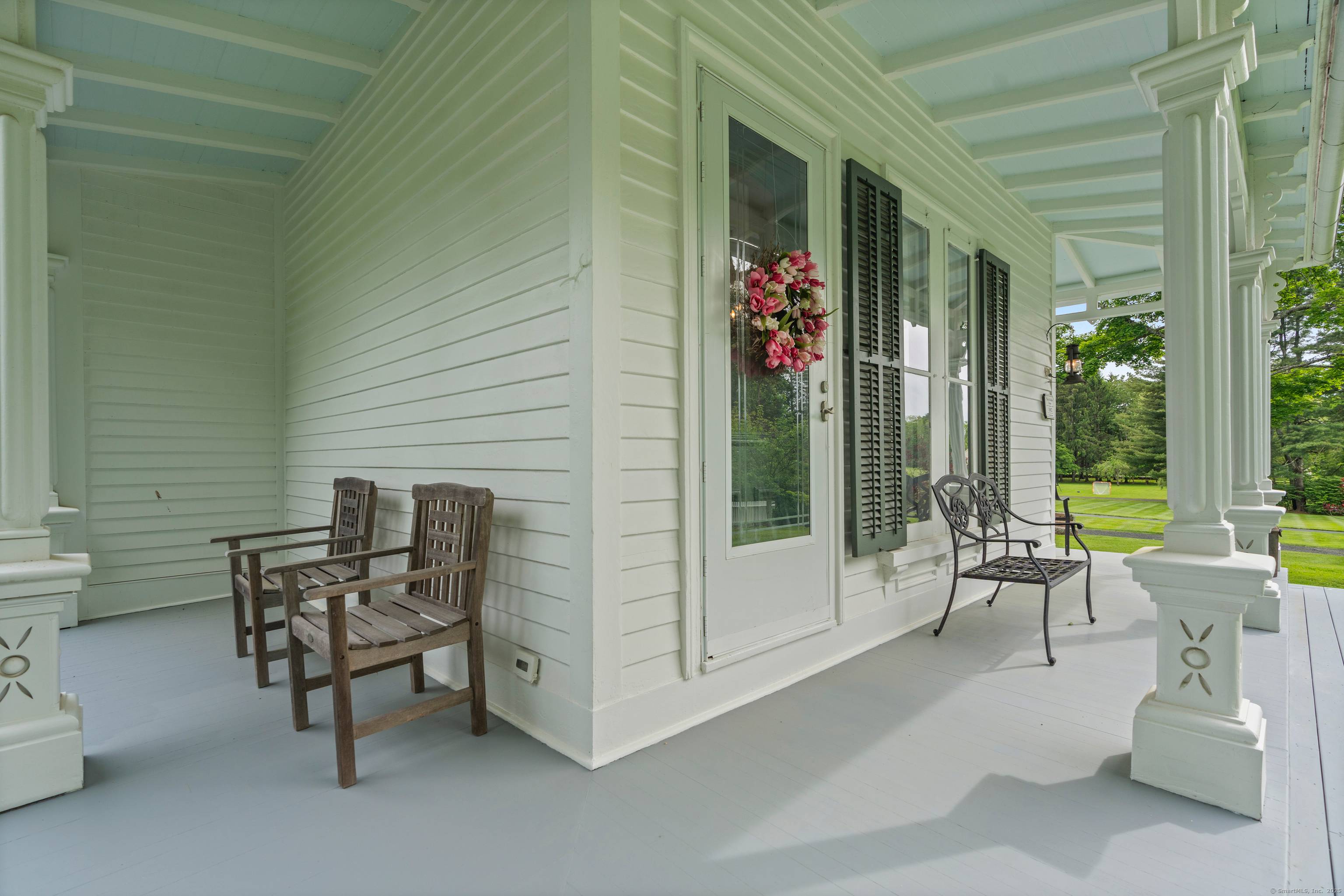 Antique Country Farmhouse Meets Modern Amenities !