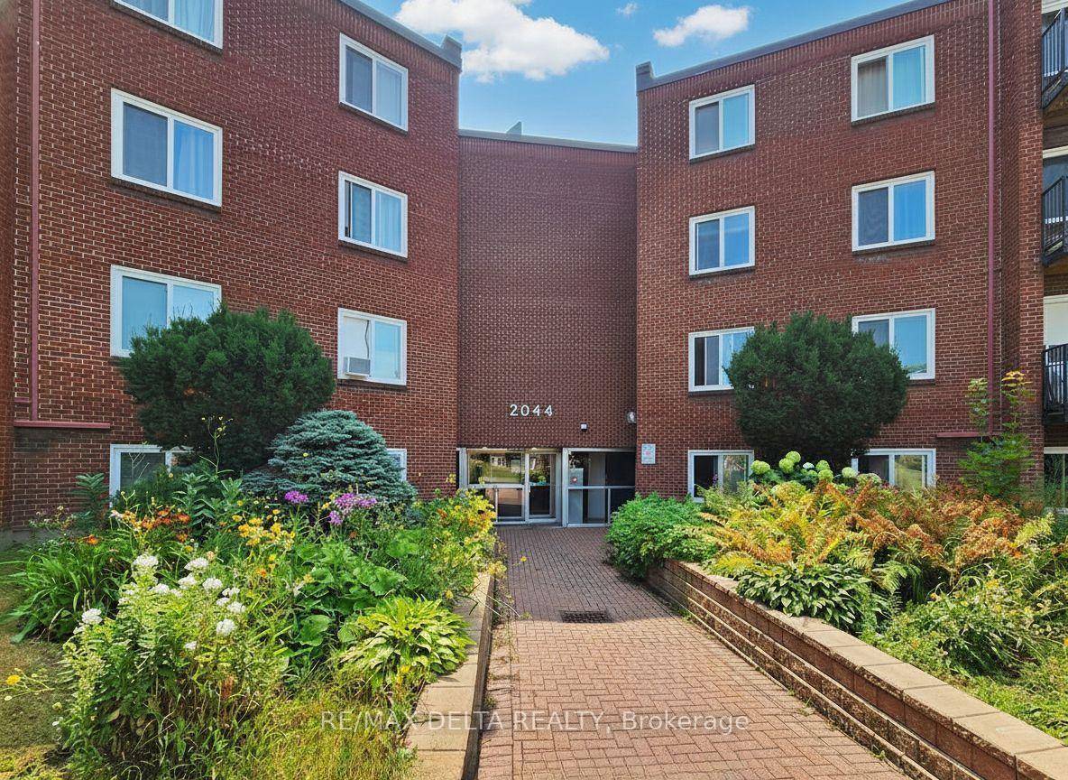 Welcome to this bright and move in ready 2 bedroom, 1 bathroom condo located in a central, convenient neighborhood close to parks, schools, shopping, and public transit !