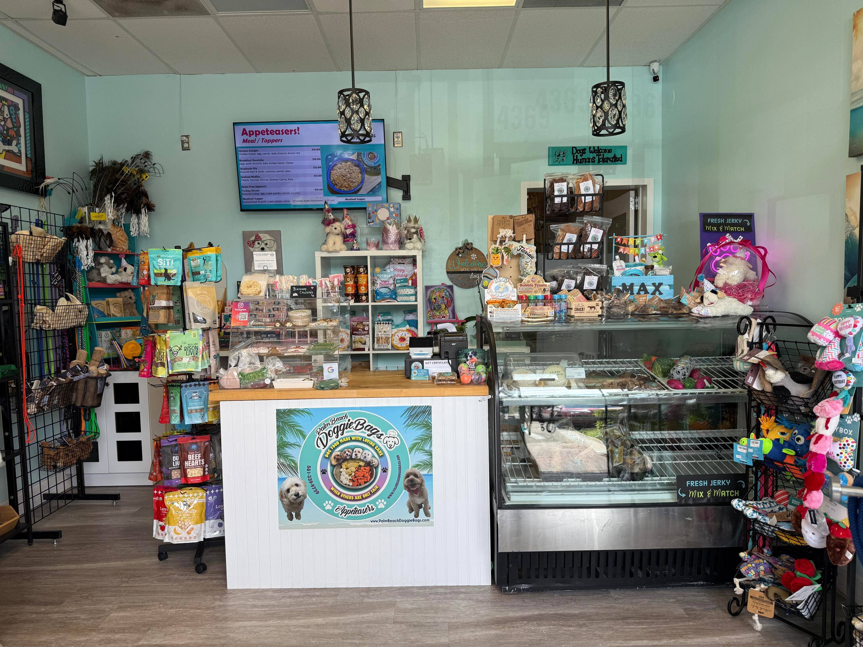 Prime retail store front space 1, 052 sq.