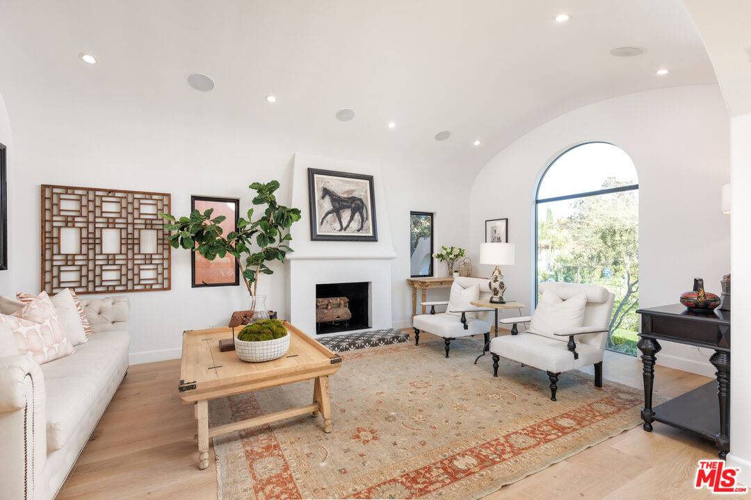 913 S Mullen Ave 5BR La