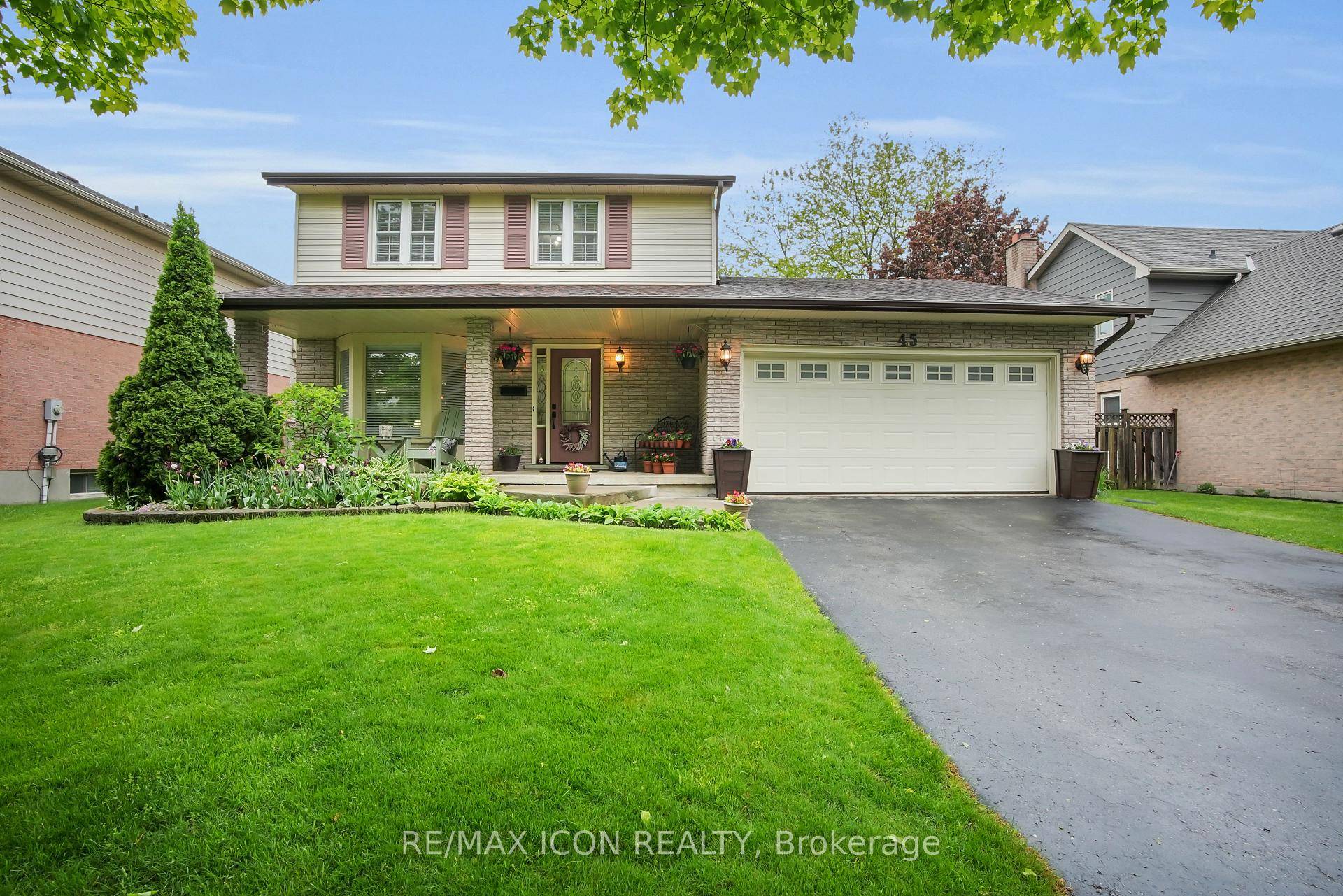 Tucked away on a quiet crescent in one of Byrons most desirable neighbourhoods, this well maintained 3 bedroom, 2.