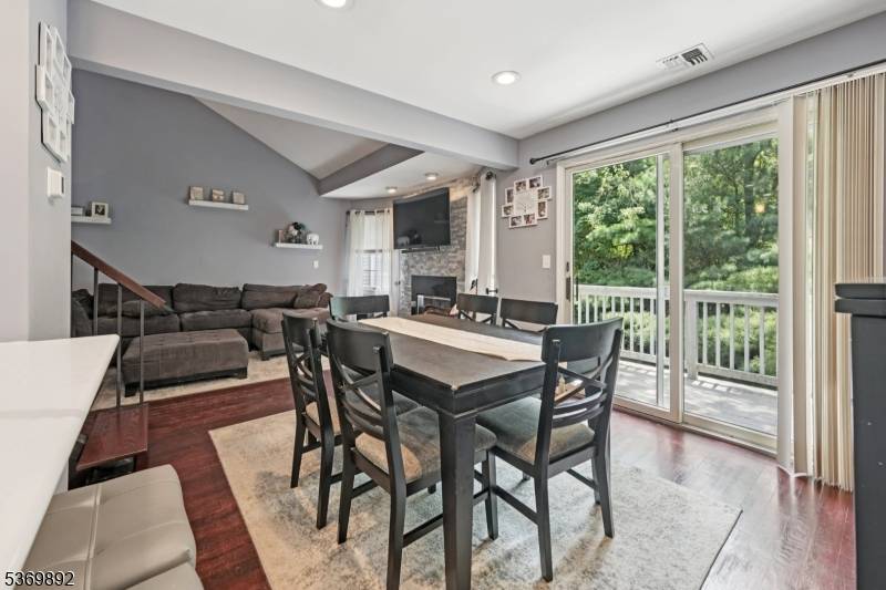 Move in ready 2 bedroom unit with loft in the desirable Garret Heights complex !