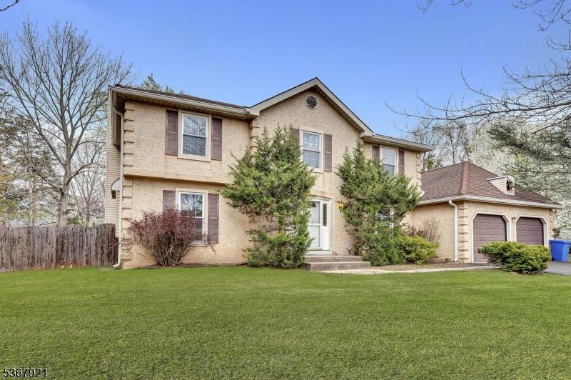 Come see this Spacious 4 Bedroom 2 1 2 bath home which has an eat in kitchen, formal dinning room, living room and den as well as a large family ...