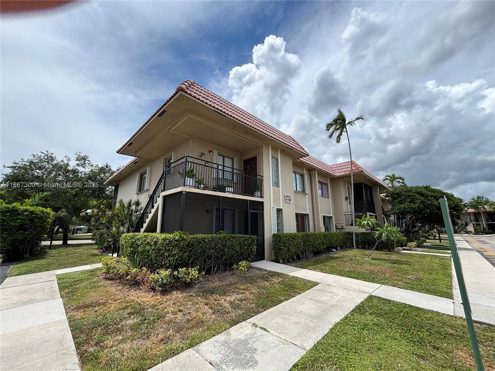 EXCELLENT OPPORTUNITY IN WESTON, THIS BEAUTIFUL AND BRIGHT APARTMENT FEATURES TWO BEDROOMS AND TWO MODERN BATHROOMS.