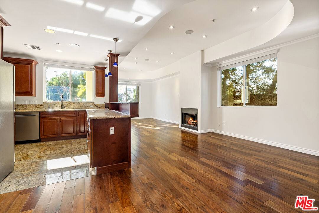 632  N Kings Rd 2BR Beverly Grove La