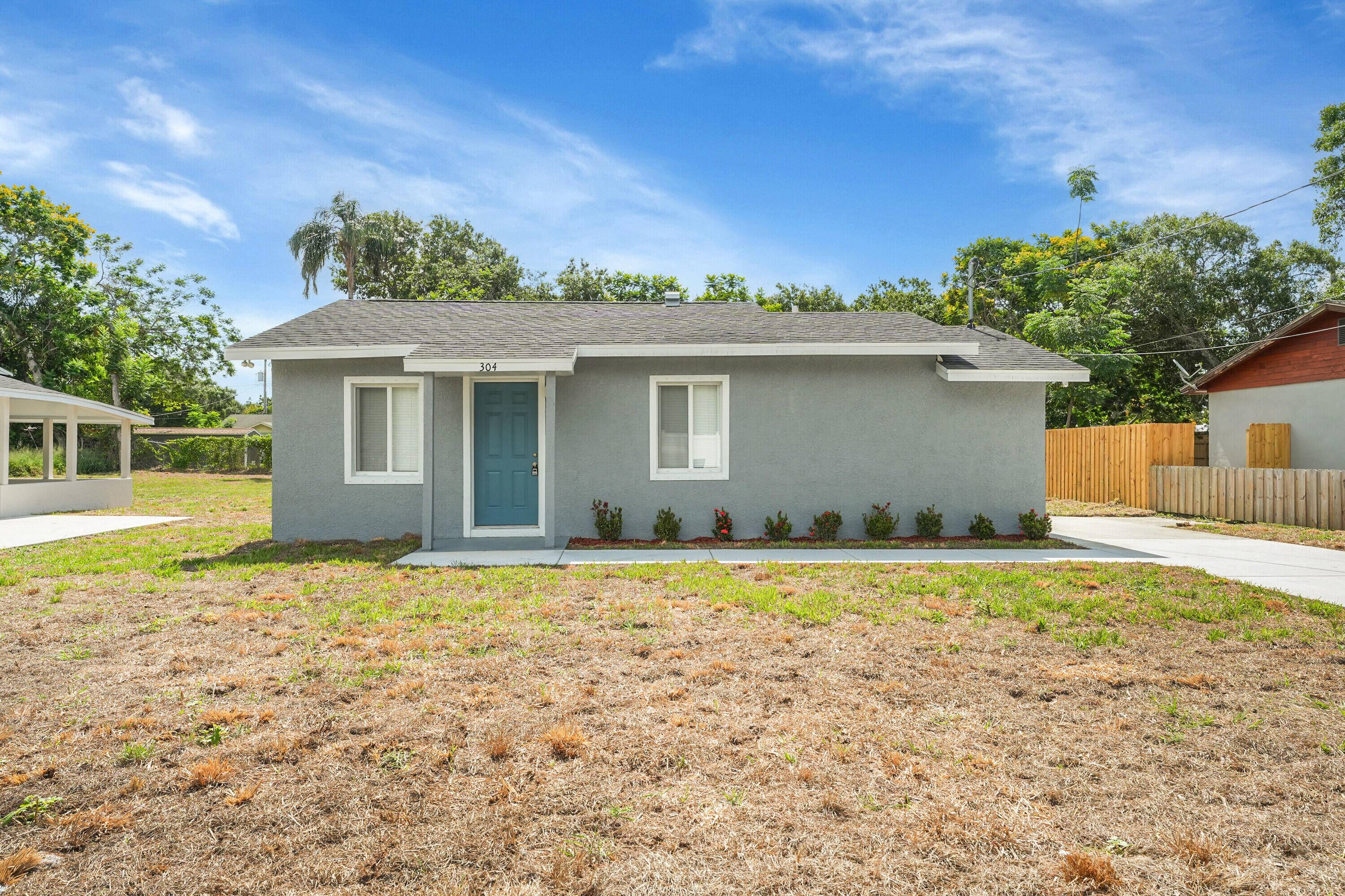 Completely Renovated Move In Ready Investor OpportunityWelcome to 304 N 28th St a beautifully remodeled 3 bedroom, 1 bathroom home nestled on a spacious lot in the heart of Fort ...