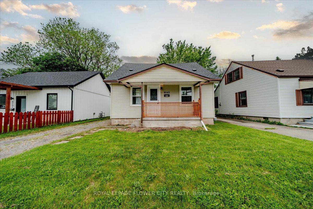 Welcome to this beautifully updated 3 bedrooms detached home, perfect for families and first time home buyers.