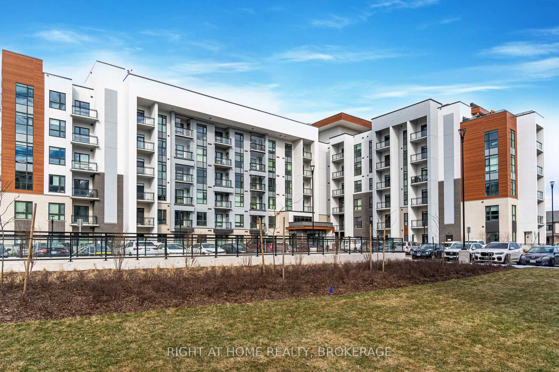 Beautiful And Bright Condo In Desirable Milton Location with 9' Ceiling !