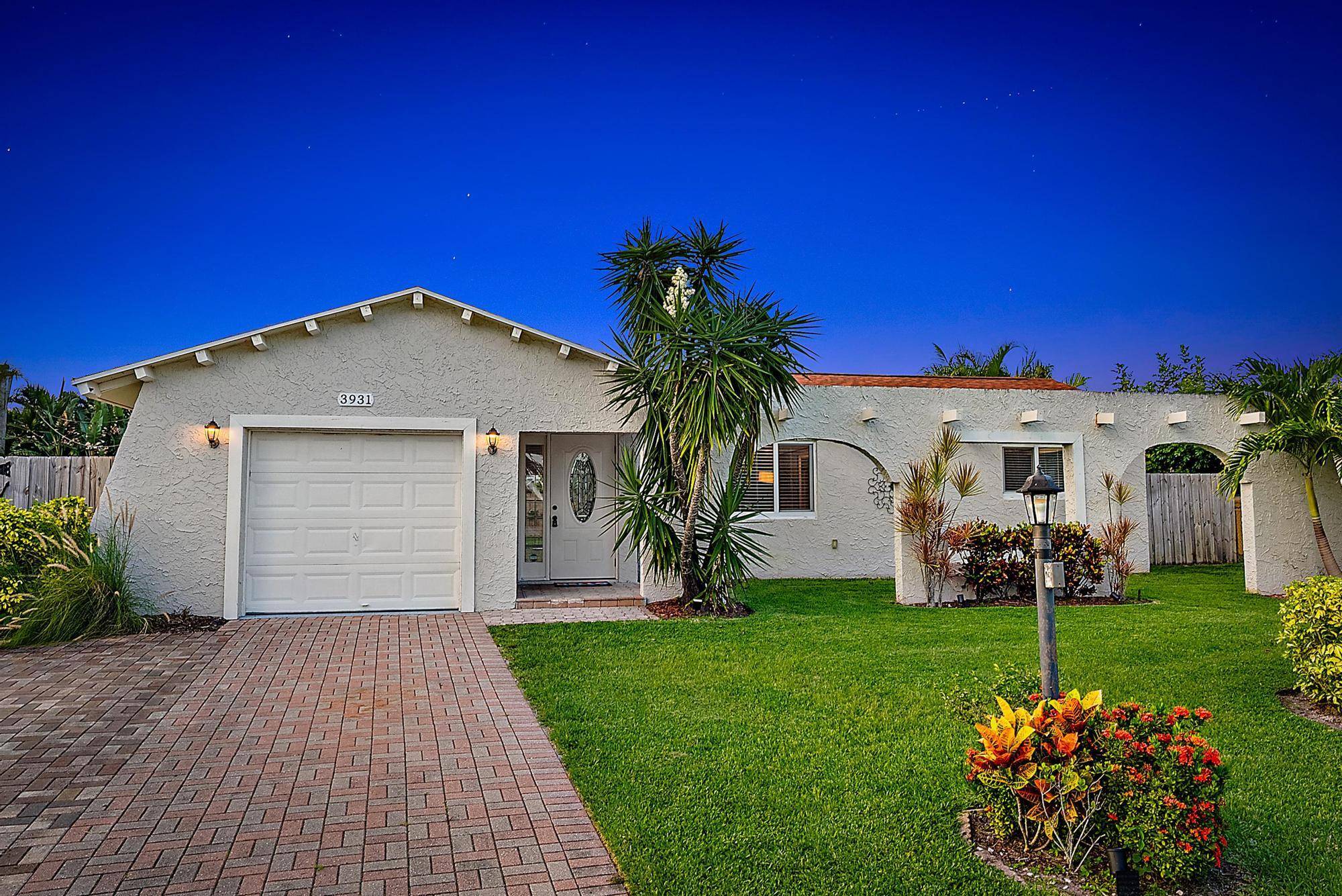 Welcome to 3931 Flag Drive in Palm Beach Gardens, the perfect blend of comfort, convenience, and the South Florida lifestyle !