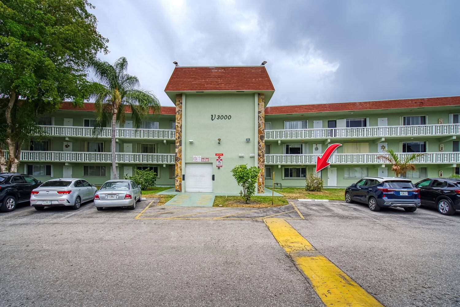 Very cosy, and fully furnished, 1BR 1 Bath condo, with screened patio, which takes you right to the swimming pool, as you can see in the photos.