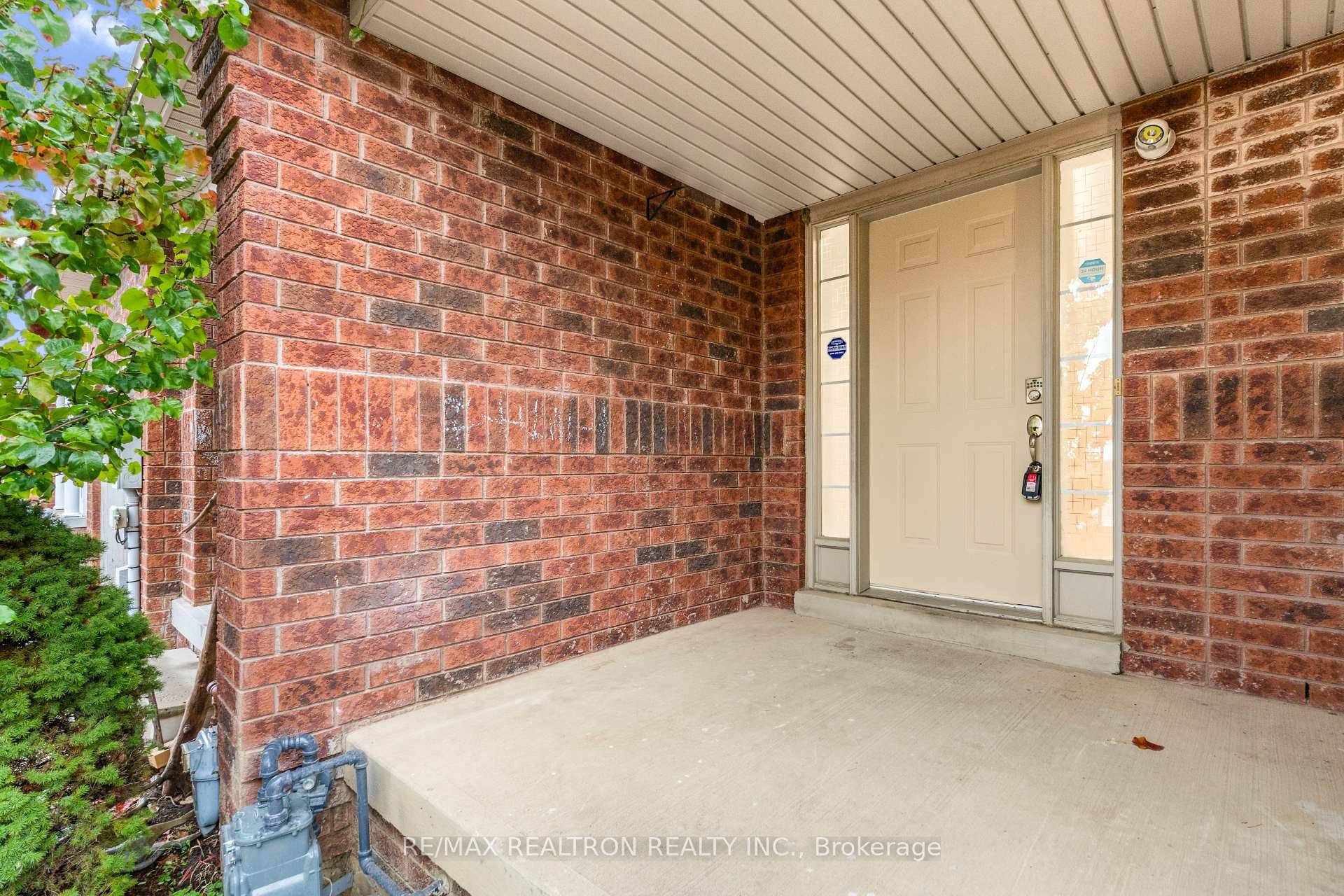 Freehold Townhouse with Backyard in Prime Richmond Hill Location !