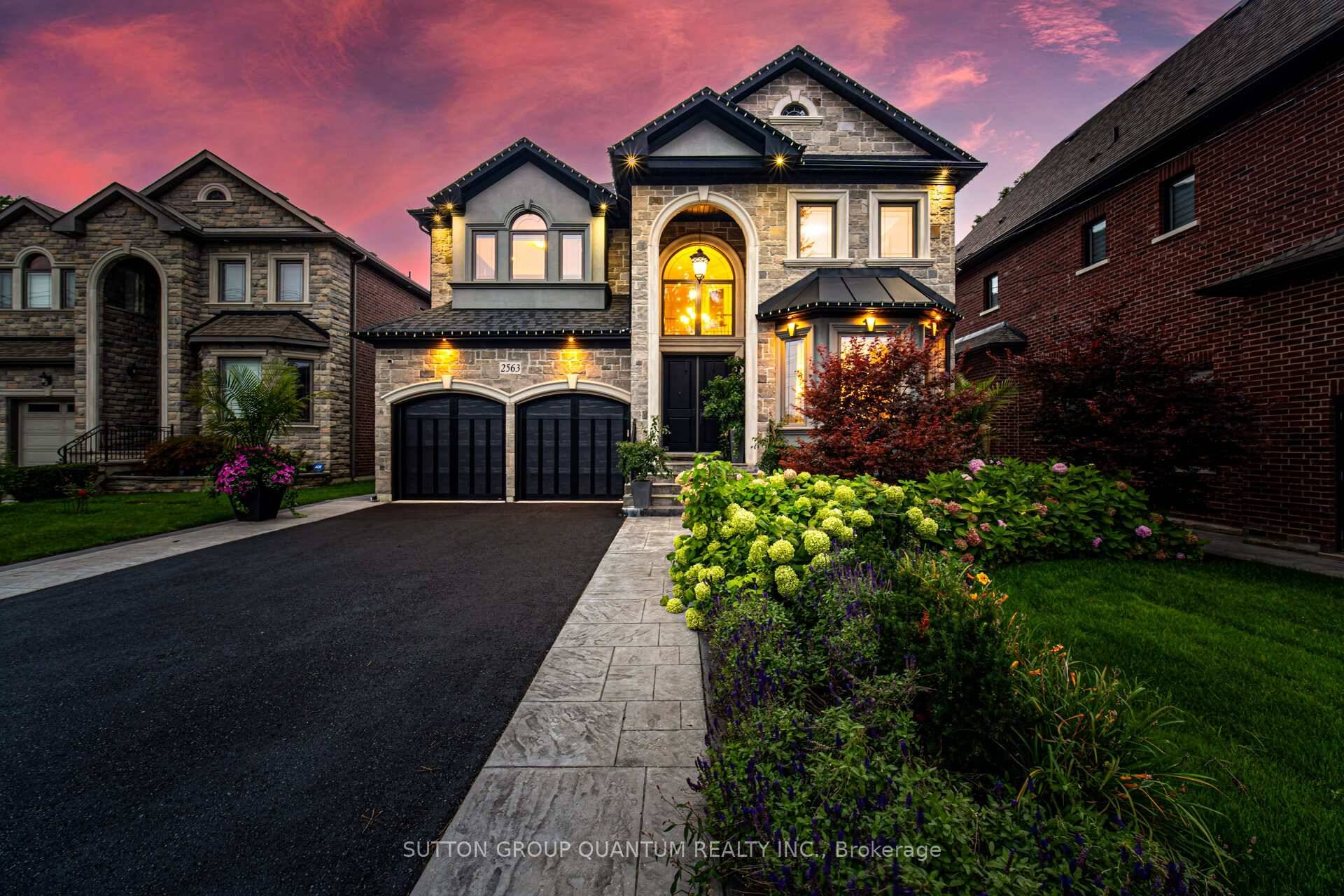 Welcome to 2563 Cliff Road, an exquisite 5 bedroom, 5 bathroom luxury home on a 53 x 165 ft lot in one of Mississaugas most desirable neighborhoods.