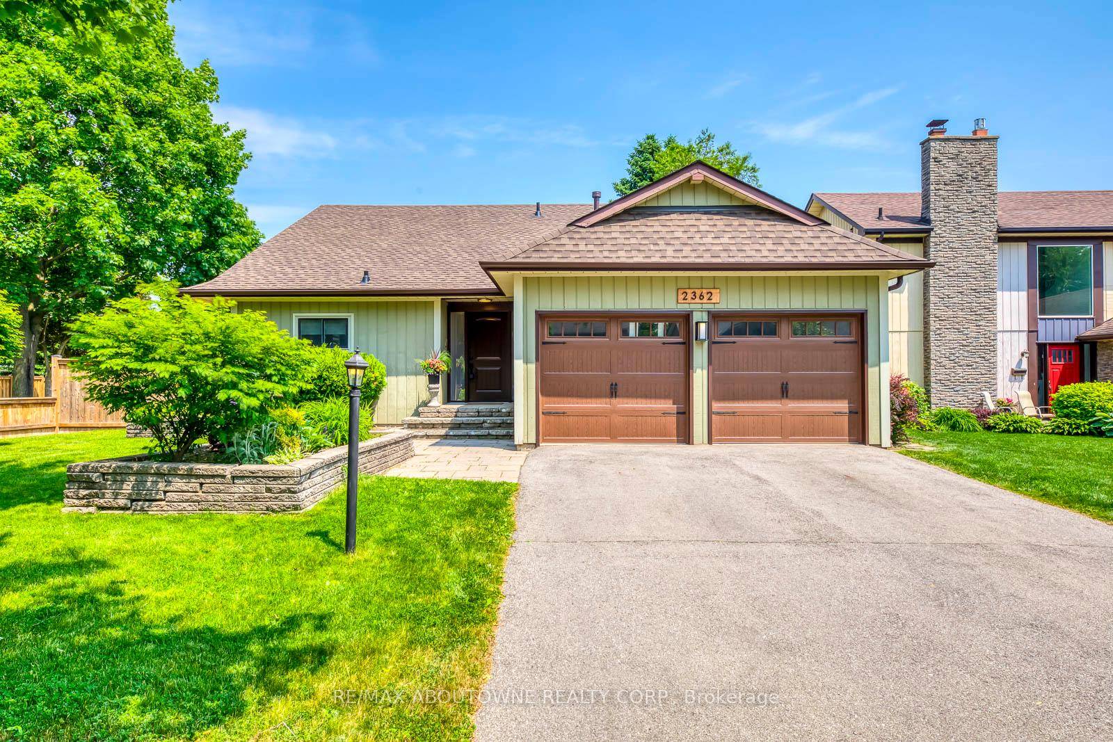 Fully Renovated 3 1 Bedroom Back Split on a Premium Corner Lot in Brant Hills A fantastic opportunity to own a beautifully updated home in one of Burlingtons most established ...