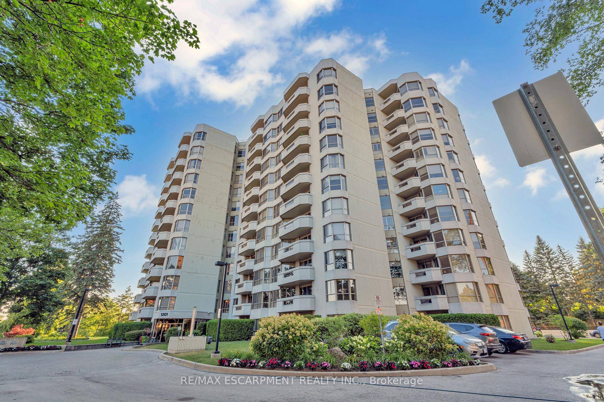 Nestled in one of Burlington's most desirable locations, this spacious 2 bedroom plus den, 2 bathroom condo at the renowned Lake Winds Condominium offers a serene retreat with treetop views.