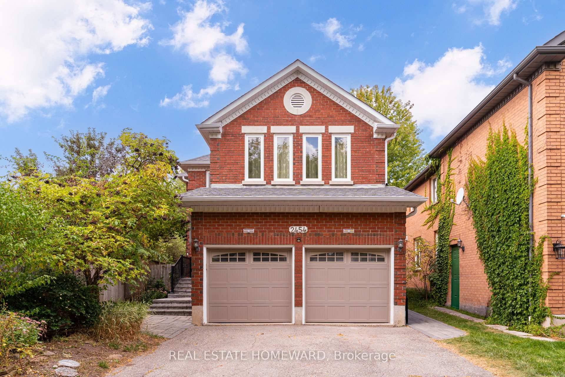 Bright amp ; Spacious 2 Bedroom Basement Apartment Central Erin Mills, Mississauga.