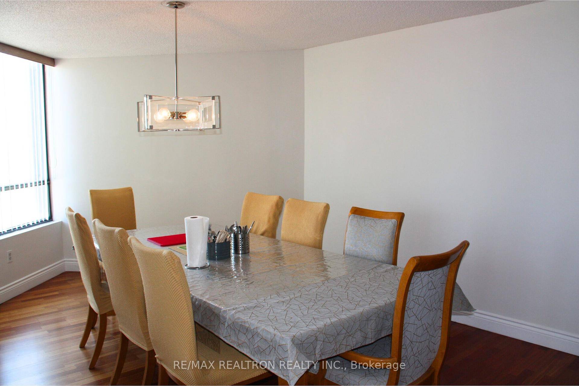 Spacious amp ; Bright 2 Bedroom Corner Suite at Promenade Towers in the Heart of Thornhill !