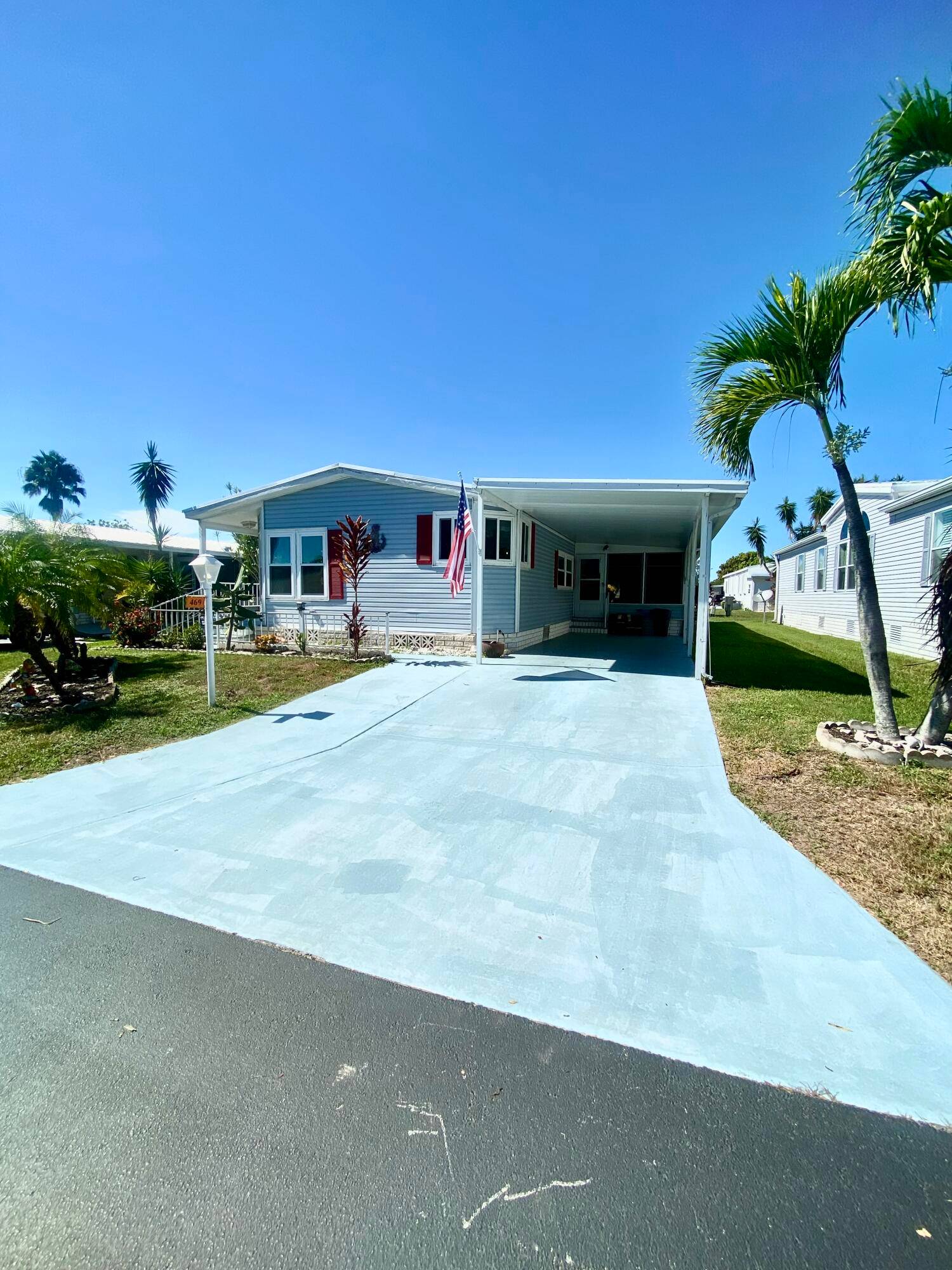 Come by and see this gorgeous 2 bedroom, 2 bath manufactured home in Tropical Isles, a beautiful 55 community located in Fort Pierce.