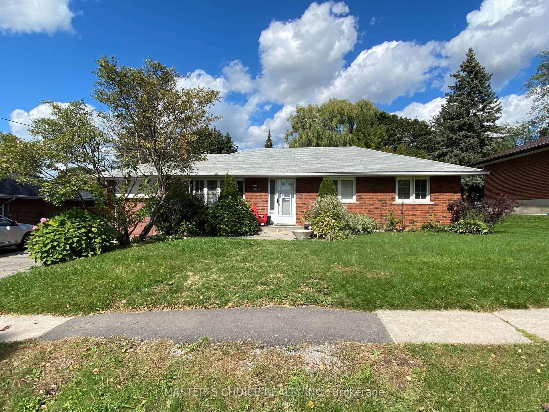 Bright and spacious 3 Bedroom Bungalow !