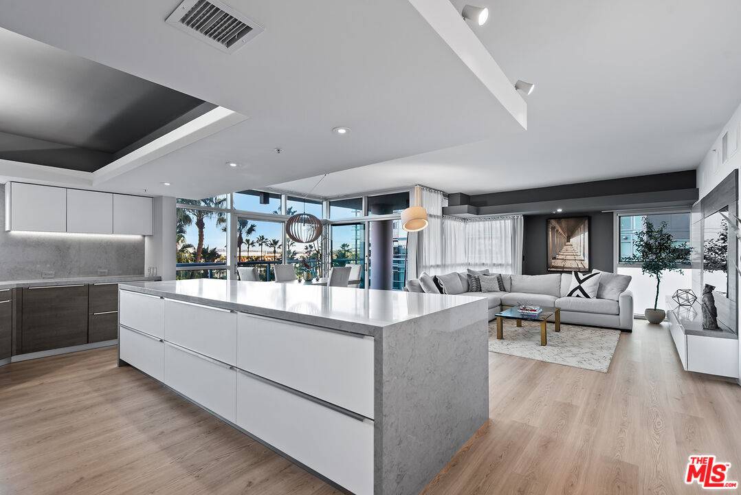 13700   Marina Pointe Dr 2BR Marina Del Rey La