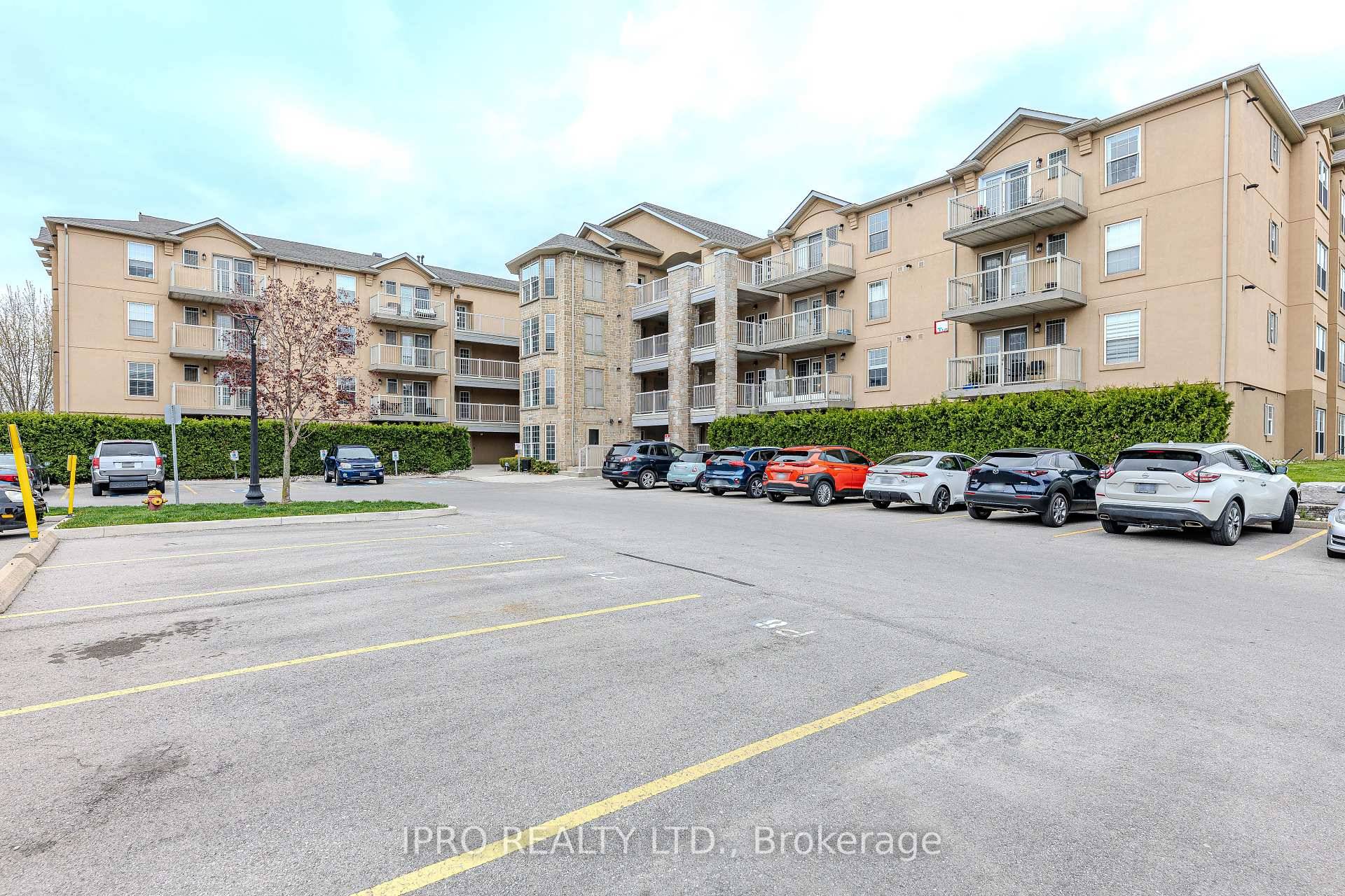 Welcome to this beautifully upgraded and Renovated 1 1 bedroom April 2025, 1 four piece bathroom condo located in Oakville's prestigious Glen Abbey community at 1490 Bishops Gate.