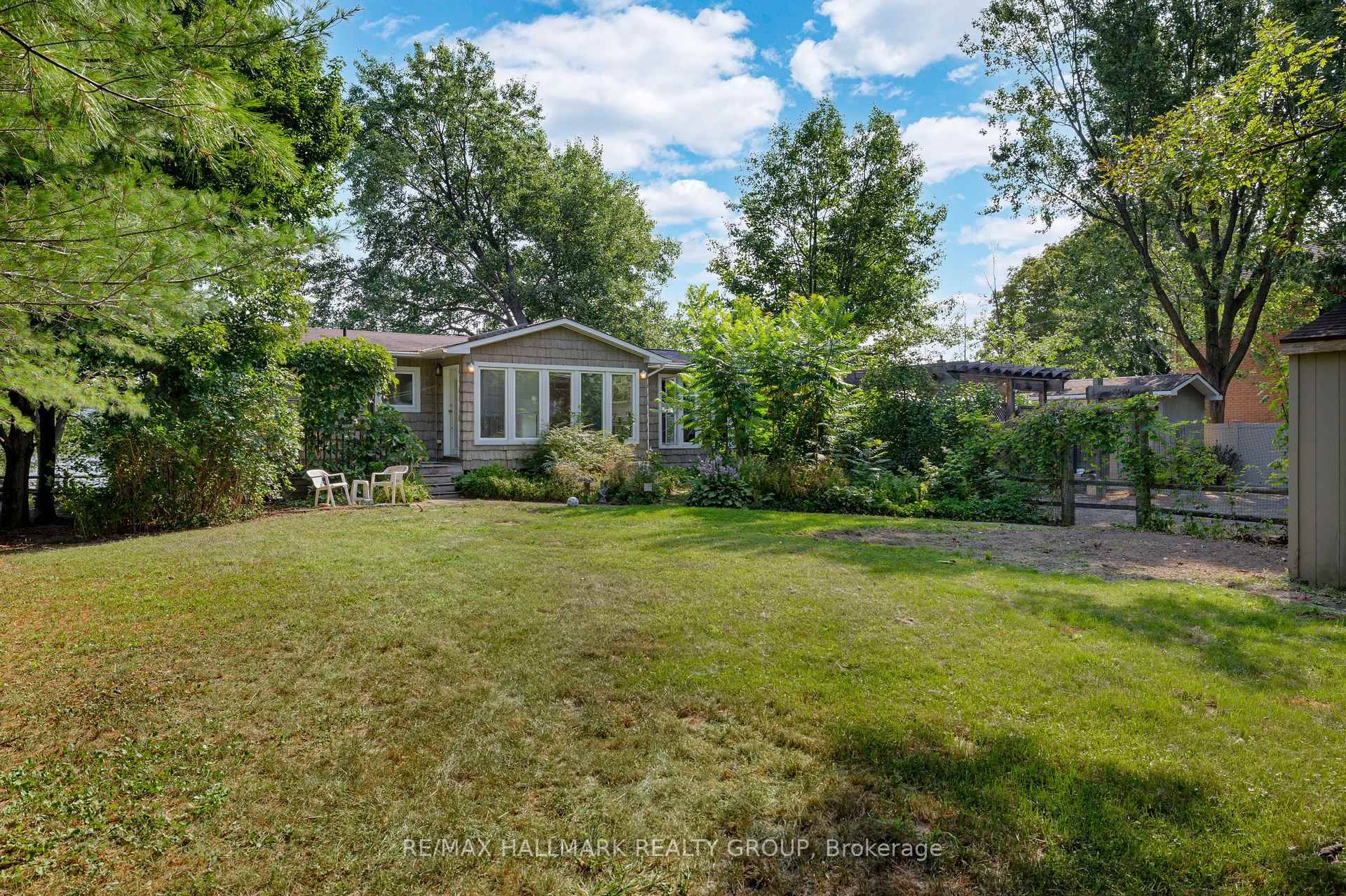 Beachfront Bungalow rare Barlow opportunity !