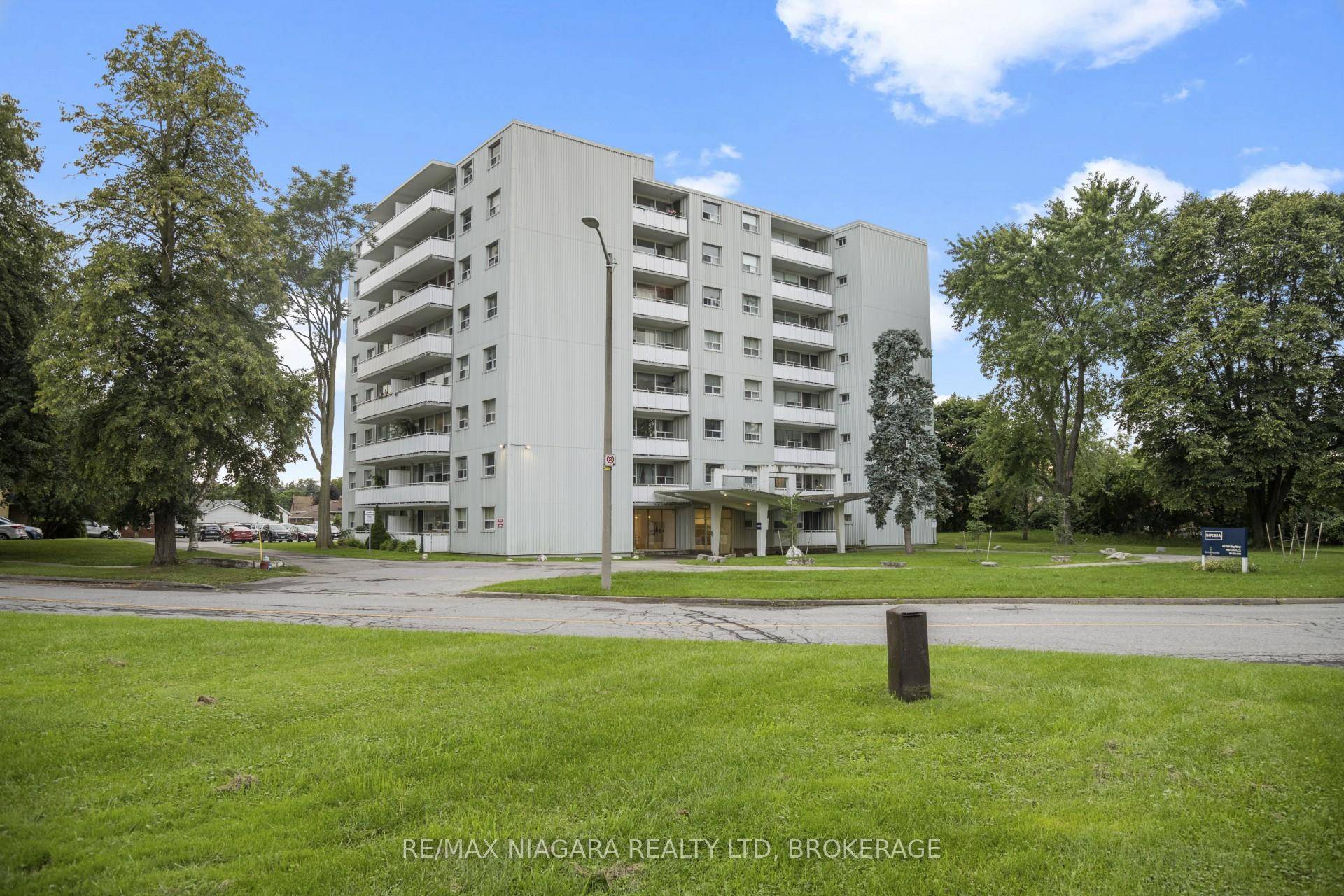 Discover your new home in this spacious 2 bedroom, 1 bathroom apartment located in a secure and friendly apartment building.