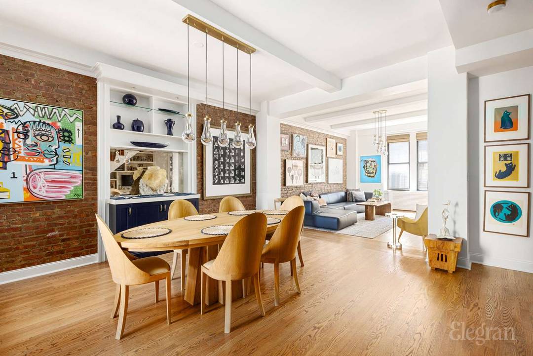 Welcome to this glorious triple mint four bedroom duplex, with 10 foot ceilings, open views, and golden sunlight.