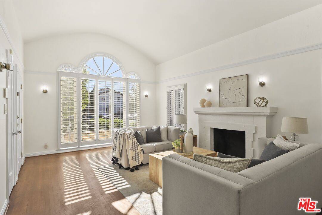 5761  W Olympic Blvd 4BR Hancock Park La